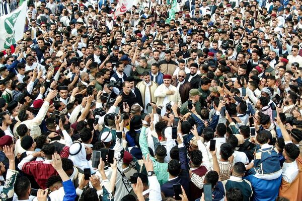شباب بنغازي يحتفلون بعيد الفطر بالزي الوطني بمشاركة قائد عام الجيش - سبوتنيك عربي