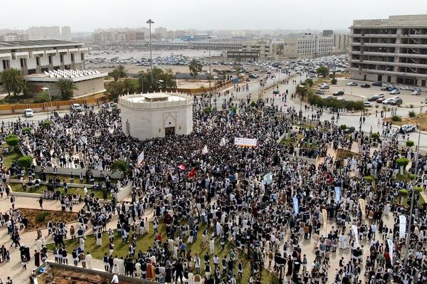 شباب بنغازي يحتفلون بعيد الفطر بالزي الوطني بمشاركة قائد عام الجيش - سبوتنيك عربي
