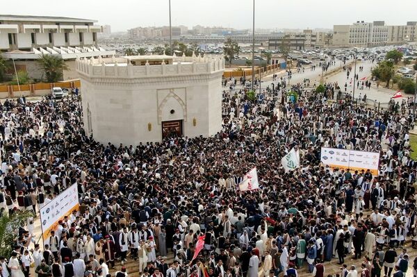 شباب بنغازي يحتفلون بعيد الفطر بالزي الوطني بمشاركة قائد عام الجيش - سبوتنيك عربي