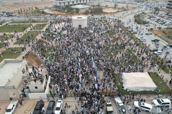 شباب بنغازي يحتفلون بعيد الفطر بالزي الوطني بمشاركة قائد عام الجيش - سبوتنيك عربي