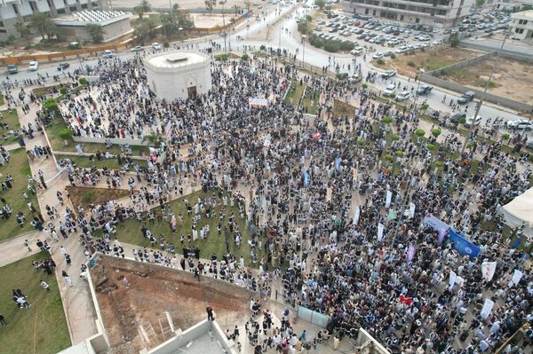 شباب بنغازي يحتفلون بعيد الفطر بالزي الوطني بمشاركة قائد عام الجيش - سبوتنيك عربي