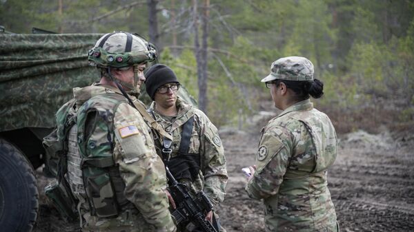 جنود أمريكيون يشاركون في مناورات عسكرية سهم 22 (Arrow 22) في نينيسالو، فنلندا 4 مايو 2022.  - سبوتنيك عربي