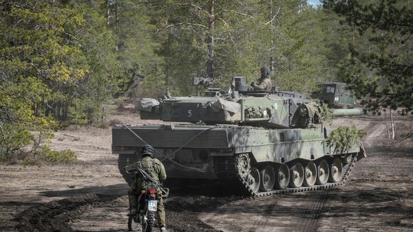 دبابات بريطانية خلال مناورات عسكرية سهم 22 (Arrow 22) في نينيسالو، فنلندا 4 مايو 2022.  - سبوتنيك عربي