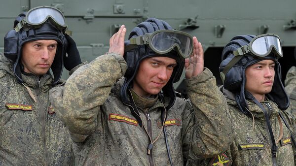 جنود روس خلال البروفة الليلية للعرض العسكري في وسط مدينة موسكو - سبوتنيك عربي