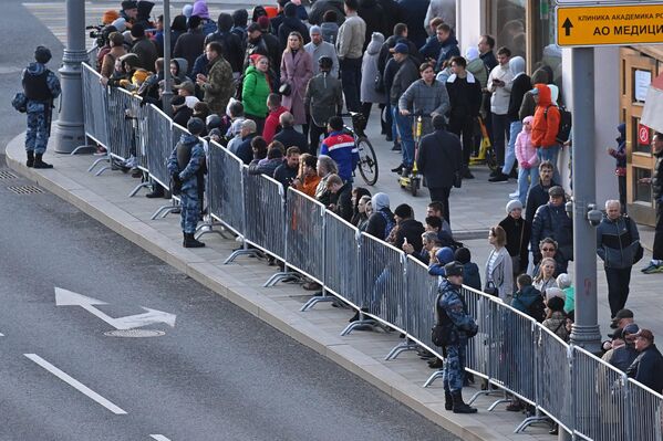 Прохожие наблюдают за военной техникой на Тверской улице в Москве перед началом ночной репетиции военного парада к 77-й годовщине Победы в Великой Отечественной войне - سبوتنيك عربي