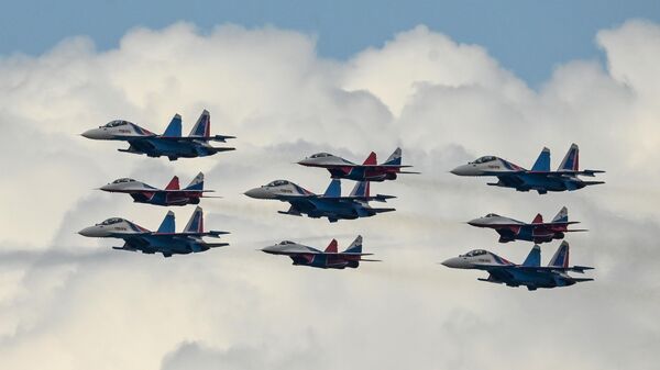 سير من الطائرات الماس كوبينسكي من طائرات ميغ-29 و سو-30 إس إم الفرسان الروس وستريجي في بروفة الجزء الجوي من العرض بمناسبة الذكرى الـ 77 للنصر في الحرب الوطنية العظمى، 4 مايو 2022 - سبوتنيك عربي