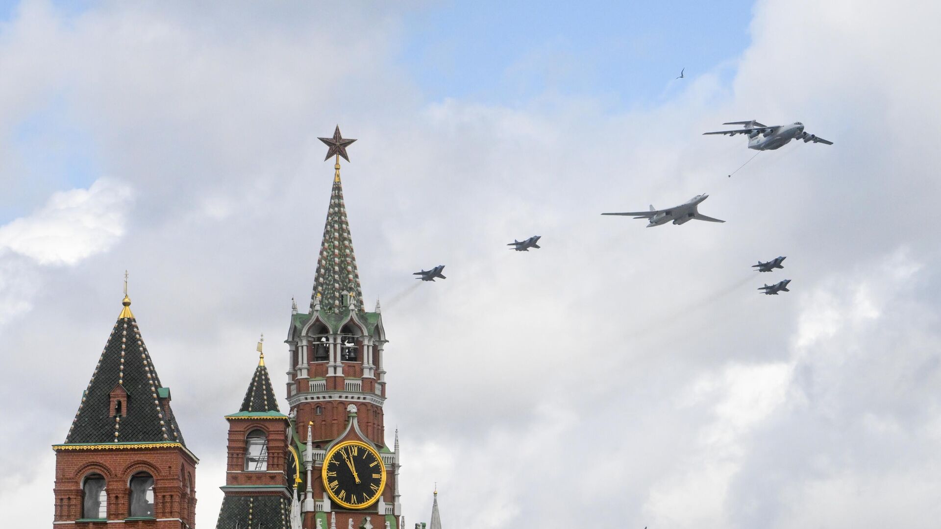 طائرة التزويد بالوقود إيل-78، والطائرة الاستراتيجية الحاملة للصواريخ تو-160، والمقاتلات الاعتراضية ميغ-31 بي إم في بروفة الجزء الجوي من العرض بمناسبة الذكرى الـ 77 للنصر في الحرب الوطنية العظمى، 4 مايو 2022 - سبوتنيك عربي, 1920, 17.08.2022