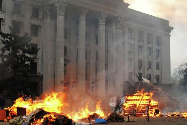 حرق خيام النشطاء المناهضين للميدان في كوليكوفو بولي بالقرب من مجلس النقابات العمالية في أوديسا. 2 مايو 2014 - سبوتنيك عربي
