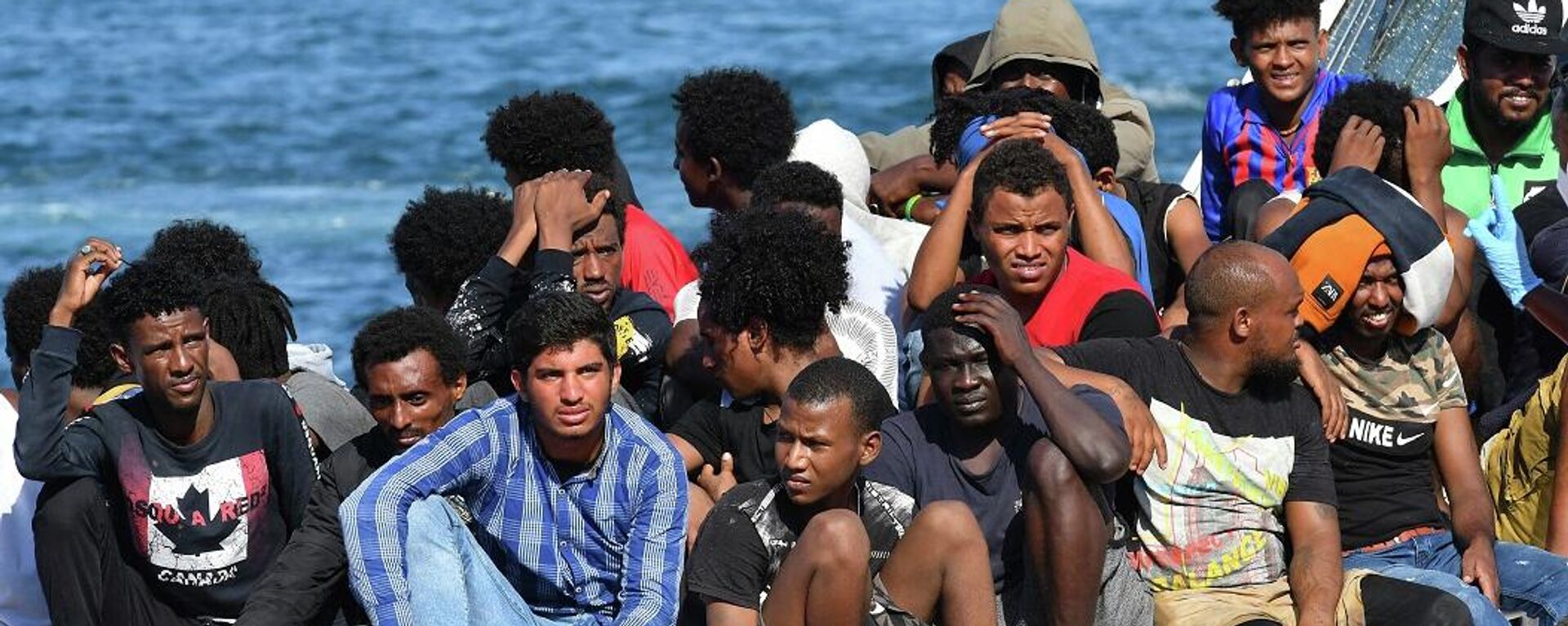 مهاجرون من تونس وليبيا يصلون على متن قارب حرس الحدود الإيطالي (خفر السواحل) في جزيرة بيلاجي الإيطالية في لامبيدوزا، 1 أغسطس/ آب 2020 - سبوتنيك عربي, 1920, 02.08.2022