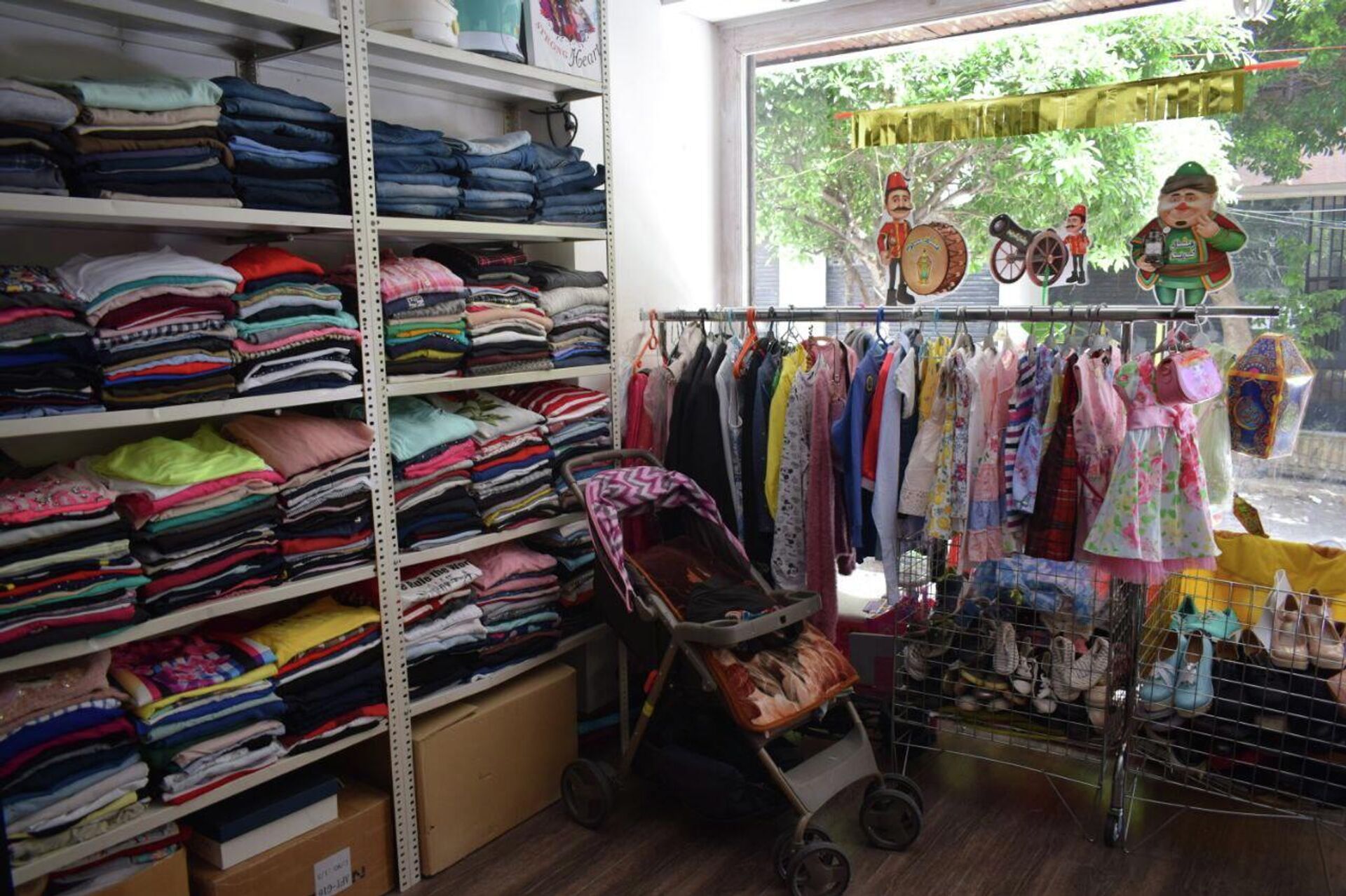 متجر ثياب مجاني للمحتاجين في بيروت - سبوتنيك عربي, 1920, 06.05.2022