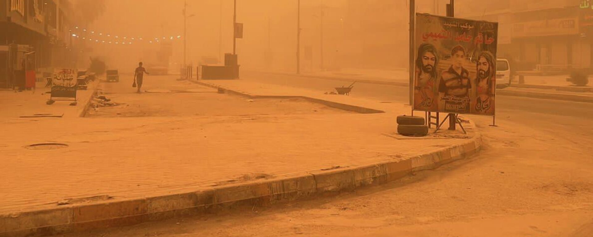 رجل يسير خلال عاصفة رملية قوية في العاصمة بغداد، العراق 5 مايو 2022 - سبوتنيك عربي, 1920, 10.05.2022