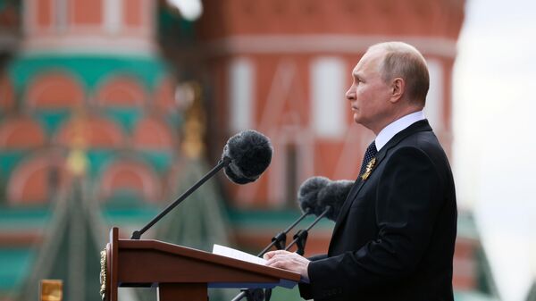 فلاديمير بوتين خلال العرض العسكري بمناسبة الذكرى الـ77 لعيد النصر على الساحة الحمراء، موسكو، روسيا 9 مايو 2022 - سبوتنيك عربي