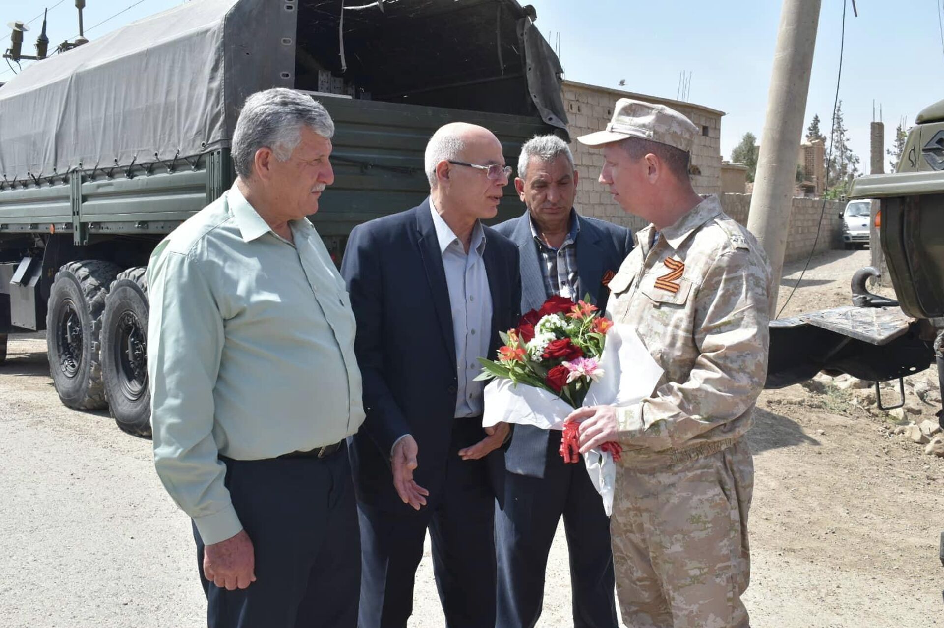 القرى المحررة بريف دير الزور تقدم الورود للجيش الروسي احتفالا بيوم النصر - سبوتنيك عربي, 1920, 09.05.2022