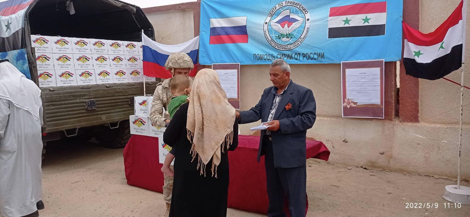 القرى المحررة بريف دير الزور تقدم الورود للجيش الروسي احتفالا بيوم النصر - سبوتنيك عربي, 1920, 09.05.2022