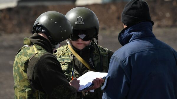 أطقم المروحيات الهجومية كا-52 المشاركة في العملية العسكرية الروسية، في منطقة خاركوف،اوكرانيا - سبوتنيك عربي