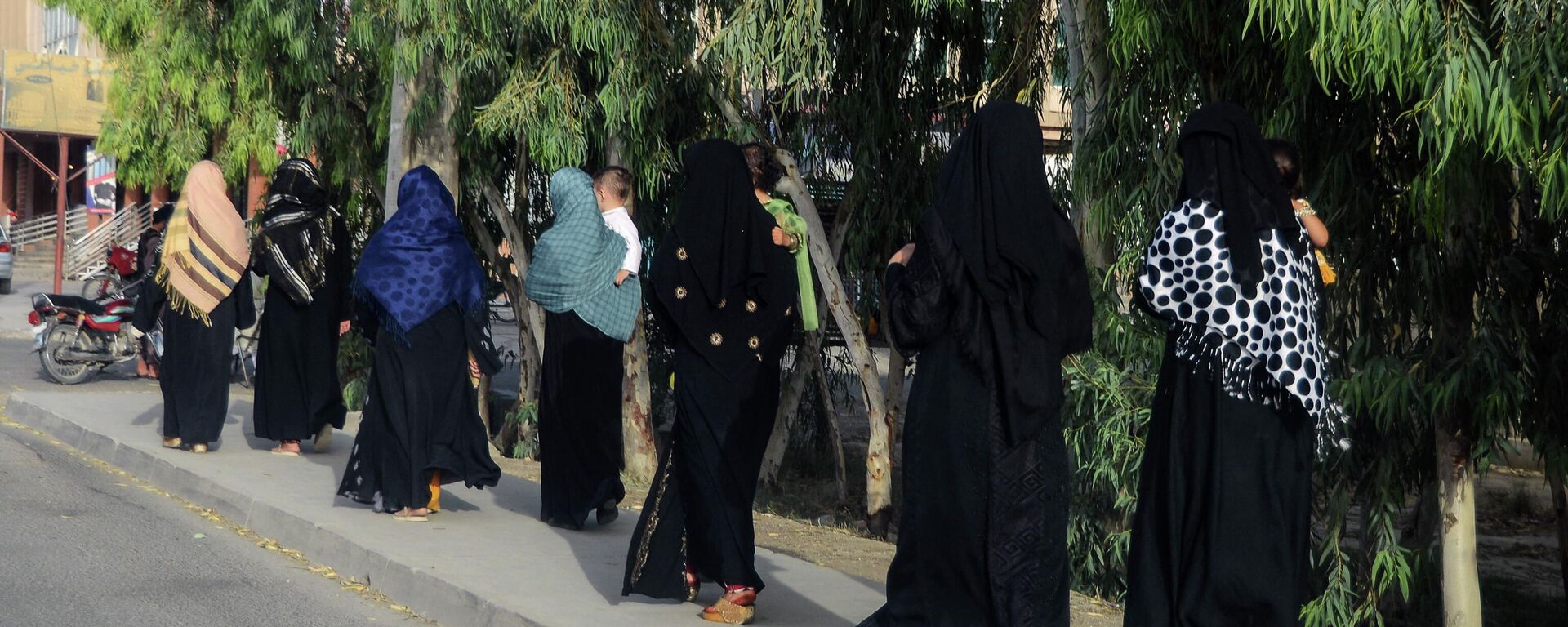 طالبان تفرض قيود جديدة على نساء أفغانستان، فرض ارتداء البرقة الزرقاء في الأماكن العامة - سبوتنيك عربي, 1920, 06.12.2022