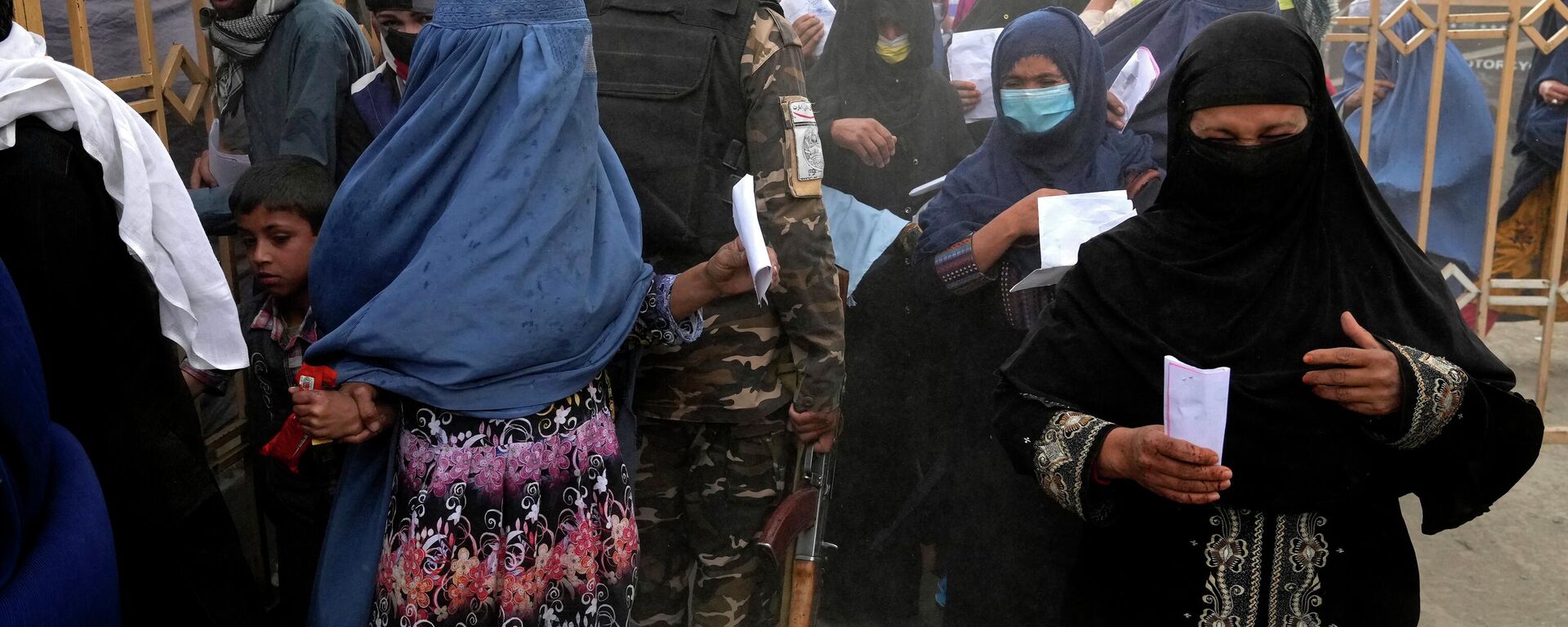 طالبان تفرض قيود جديدة على نساء أفغانستان، فرض ارتداء البرقة الزرقاء في الأماكن العامة - سبوتنيك عربي, 1920, 19.09.2025