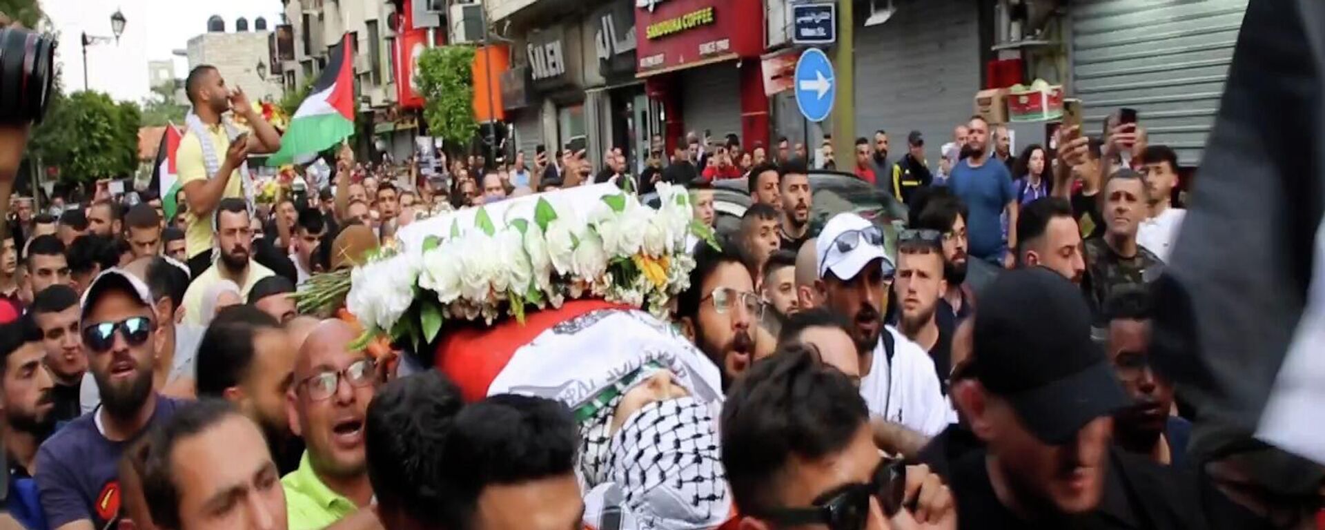 مئات الفلسطينيين يشيعون جنازة الصحفية بقناة الجزيرة شيرين أبو عاقلة - سبوتنيك عربي, 1920, 11.05.2022