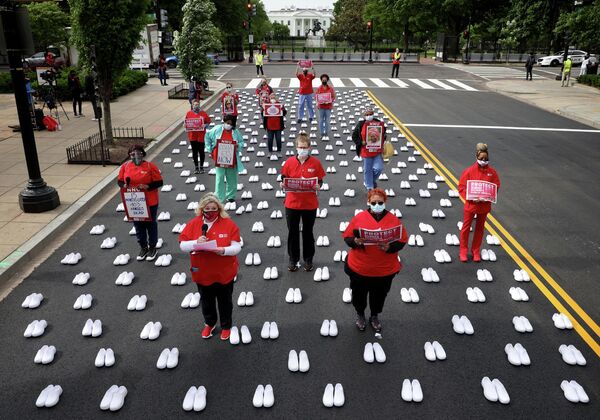 أعضاء الاتحاد الوطني للممرضات يقرأن أسماء الممرضات اللواتي لقين مصرعهّن خلال وباء كورونا، واشنطن/الولايات المتحدة - سبوتنيك عربي