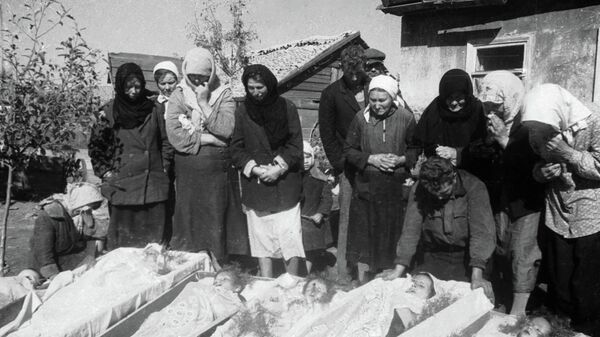 Жители Донбасса во время похорон односельчан: женщин, стариков и детей, зверски замученных и убитых гитлеровцами, 1943 год - سبوتنيك عربي