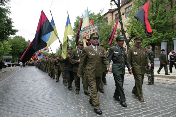 قدامى المحاربين في جيش التمرد الأوكراني (منظمة متطرفة محظورة في روسيا الاتحادية) خلال مسيرة متجهة نحو النصب التذكاري لستيبان بانديرا، تكريما لـ &quot;يوم الأبطال&quot; في وسط مدينة لفيف، 2019. اشتهر قادة المنظمة بالفظائع أثناء الحرب الوطنية العظمى (1941-1945)، وفي أوكرانيا الحديثة تم تكريمهم كـ&quot;أبطال&quot;. - سبوتنيك عربي