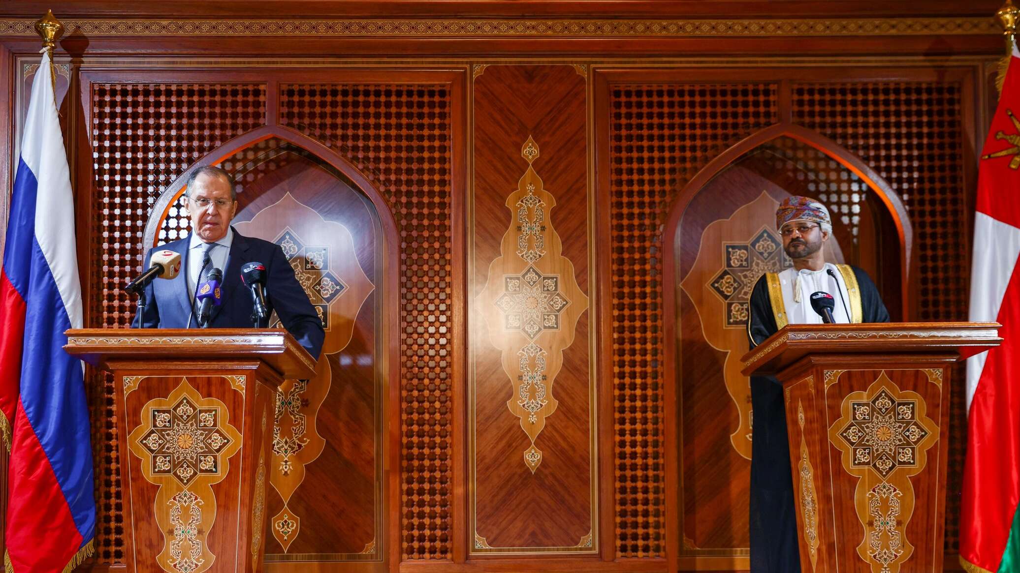 لافروف ونظيره العماني يؤكدان خلال مكالمة هاتفية ضرورة إنهاء أي تدخل في شؤون الدول ذات السيادة