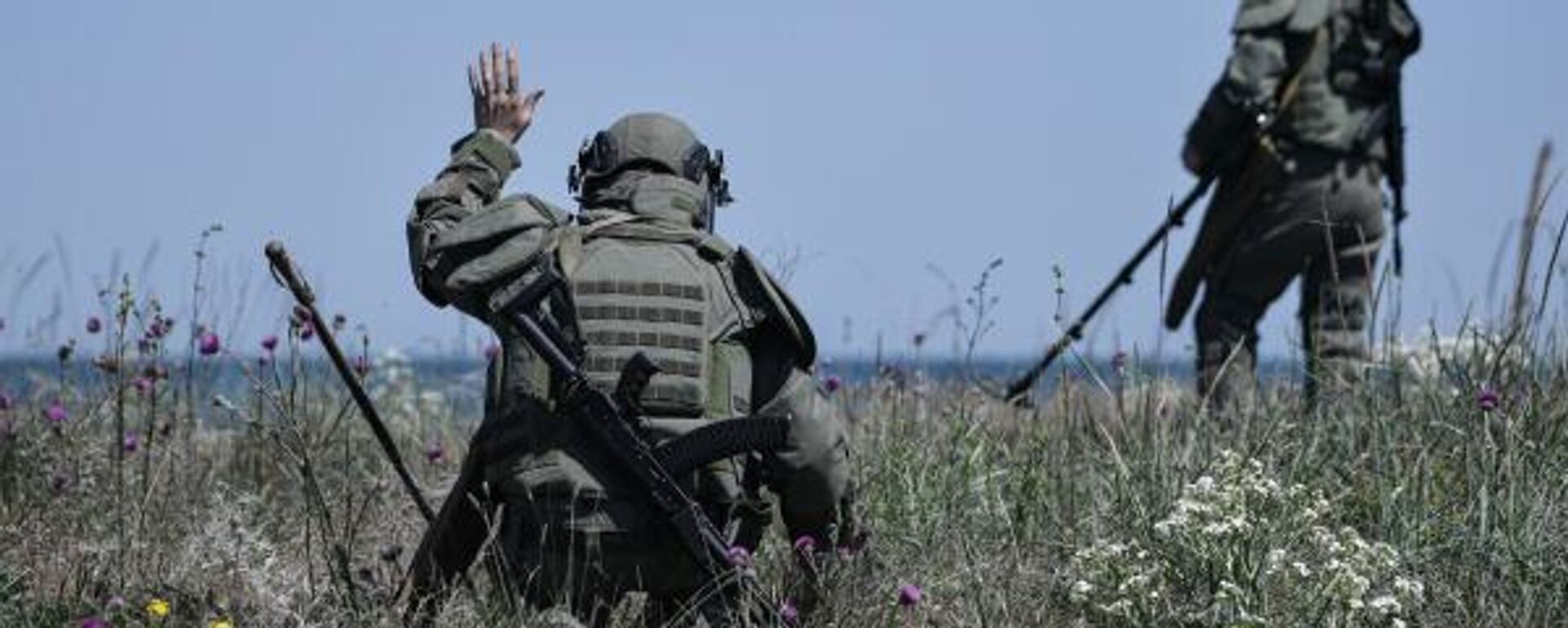 جنود روس يزيلون ألغاما مضادة للدروع في منطقة اراباتسكايا ستريلكا - سبوتنيك عربي, 1920, 10.05.2025