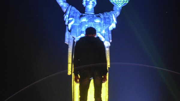 النصب التذكاري الوطن الأم في كييف على الضفة اليمنى العليا لنهر دنيبر، 28 أبريل 2014 - سبوتنيك عربي