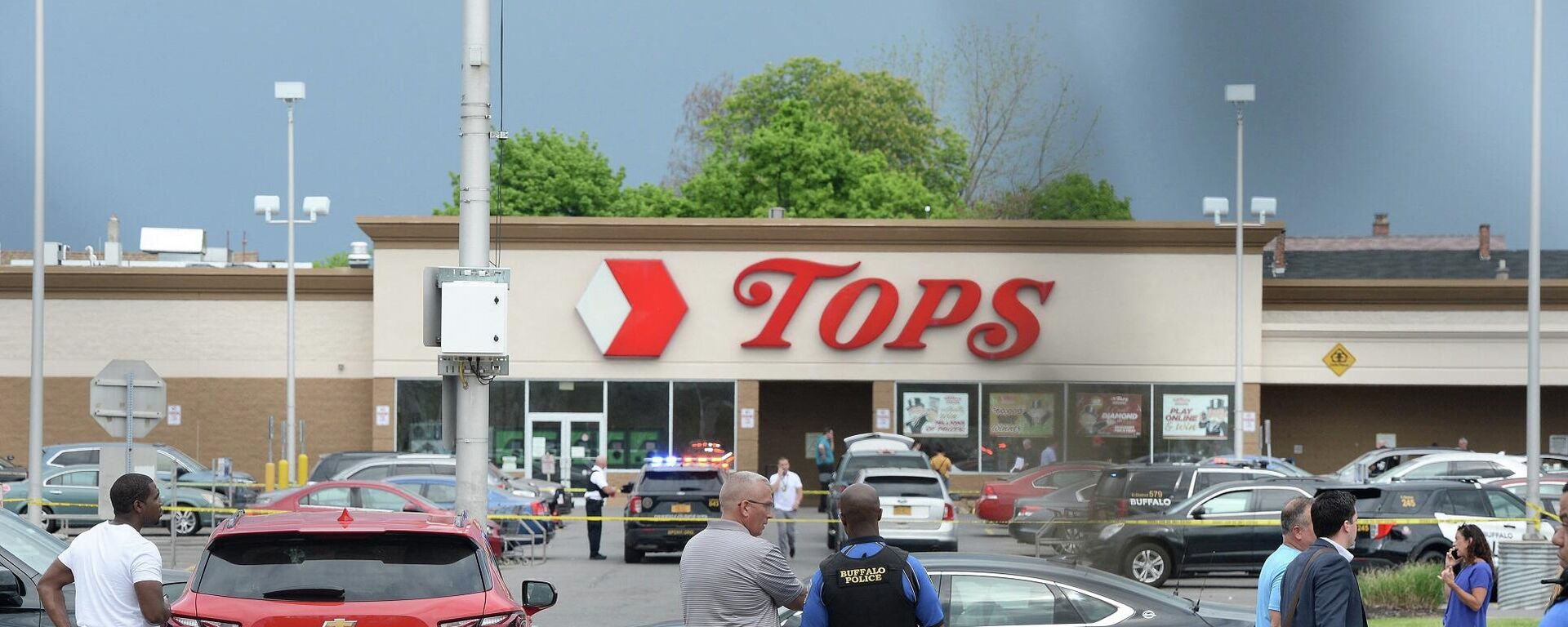 شرطة بوفالو الأمريكية في مكان حادث إطلاق النار في سوق توب فريندلي، نيويورك، 14 مايو/ أيار 2022 - سبوتنيك عربي, 1920, 15.05.2022
