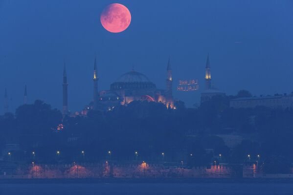 خسوف القمر، القمر الدموي، اسطنبول، تركيا، 16 مايو 2022 - سبوتنيك عربي