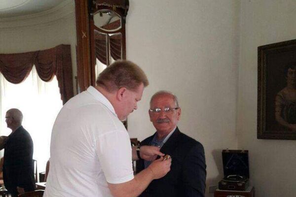 صور للباحث سمعان وهو يتقلد وسام روسي - سبوتنيك عربي