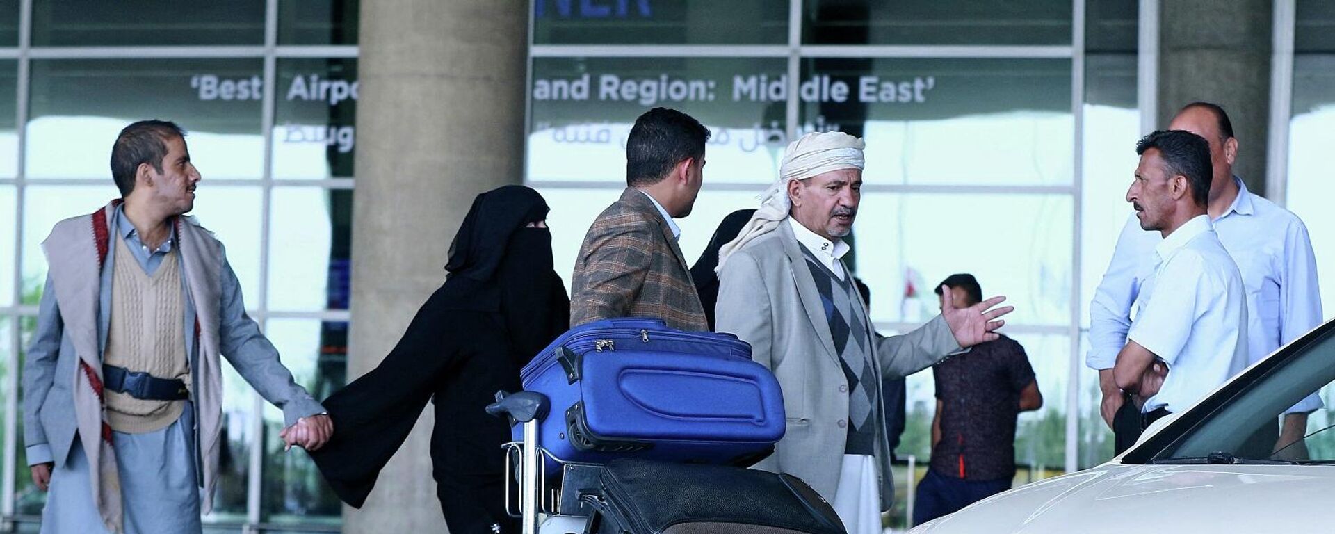 ركاب يمنيون يغادرون مطار الملكة علياء بعد وصولهم إلى العاصمة الأردنية عمان في أول رحلة تجارية منذ نحو 6 سنوات من العاصمة اليمنية صنعاء، 16 مايو/ أيار 2022 - سبوتنيك عربي, 1920, 01.06.2022