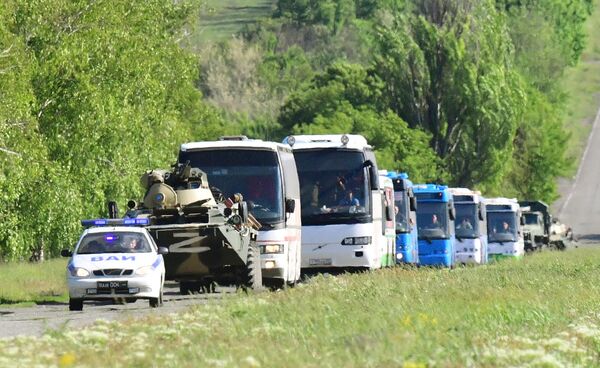 مشهد تحرك أرتال من الحافلات والمركبات الروسية نحو دونيتسك   - سبوتنيك عربي