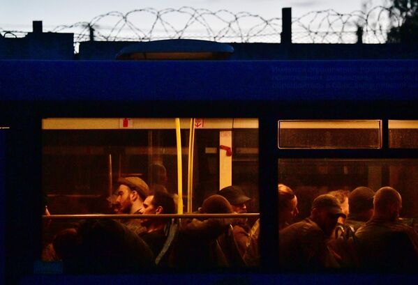 مقاتلون من كتيبة آزوف الأوكرانية المتطرفة تم سوقهم - سبوتنيك عربي