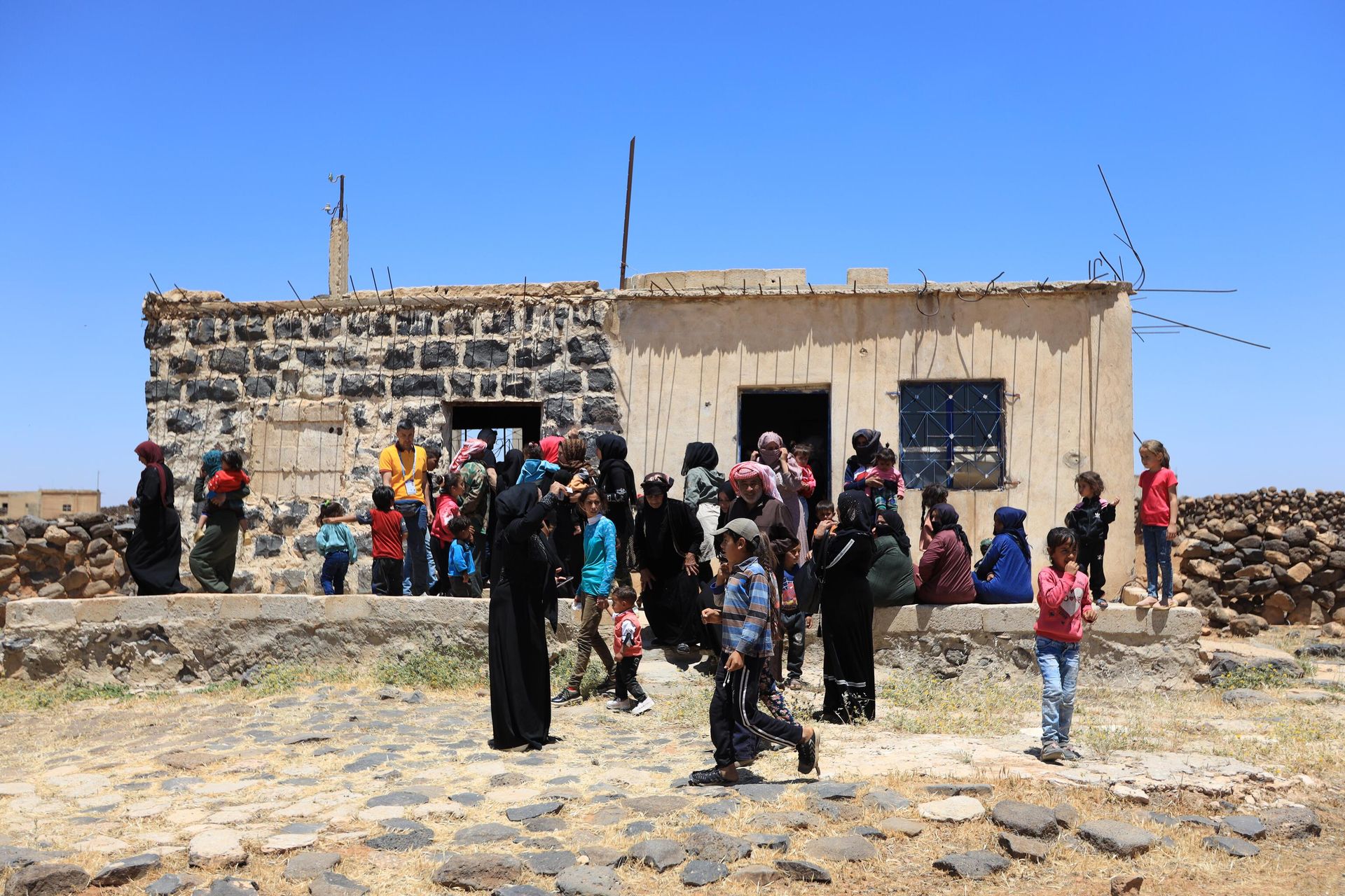 الجيش الروسي يعيد 80 عائلة مهجرة منذ 6 سنوات إلى بلدتهم الحدودية مع الأردن - سبوتنيك عربي, 1920, 18.05.2022