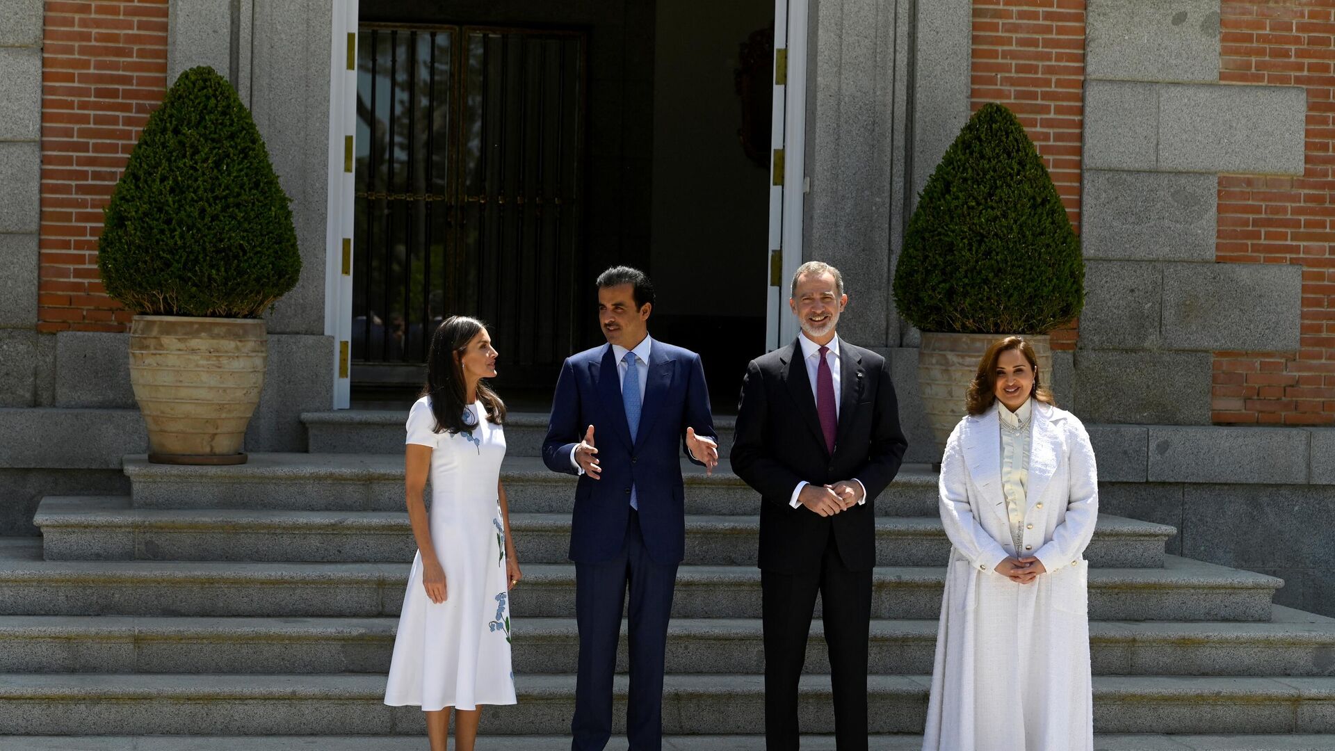 أمير قطر الشيخ تميم بن حمد آل ثاني وزوجته الشيخة جواهر بنت حمد بن سحيم آل ثاني، خلال لقائهما ملك إسبانيا، فيليب السادس، وزوجته الملكة ليتيزيا أورتيز روكاسولانو. أمير قطر الشيخ تميم بن حمد آل ثاني وزوجته الشيخة جواهر بنت حمد بن سحيم آل ثاني، خلال لقائهما ملك إسبانيا، فيليب السادس، وزوجته الملكة ليتيزيا أورتيز روكاسولانو. - سبوتنيك عربي, 1920, 19.05.2022