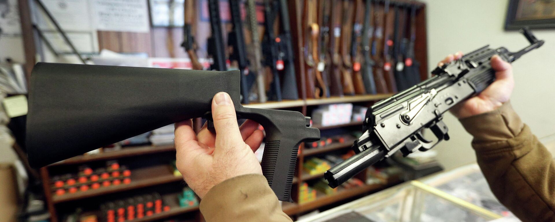 بندقية نصف آلية في متجر أسلحة، لوت ليك سيتي، يوتا، أمريكا، 5 أكتوبر/ تشرين الأول 2017‏ - سبوتنيك عربي, 1920, 08.09.2022