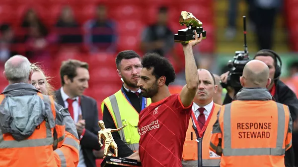 محمد صلاح يحتفل بجائزتيه الحذاء الذهبي وصانع ألعاب العام في ختام مباراة الدوري الإنجليزي الممتاز لكرة القدم - سبوتنيك عربي