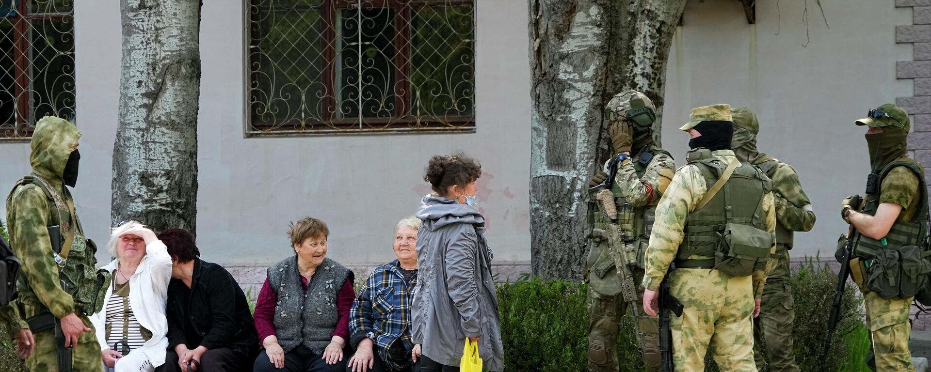 كبار السن من السكان المحليين يتحدثون إلى مجموعة من الجنود الروس في خيرسون، منطقة خيرسون، جنوب أوكرانيا، 20 مايو 2022. - سبوتنيك عربي, 1920, 07.06.2022