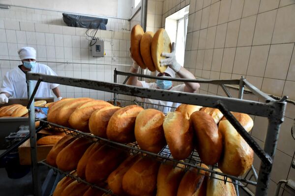 تُظهر هذه الصورة التي التقطت في 20 مايو 2022 خبازًا يصنع الخبز في مخبز في مدينة سكادوفسك بأوكرانيا، بمنطقة خيرسون، وسط العملية العسكرية الخاصة الروسية المستمرة في أوكرانيا. - سبوتنيك عربي