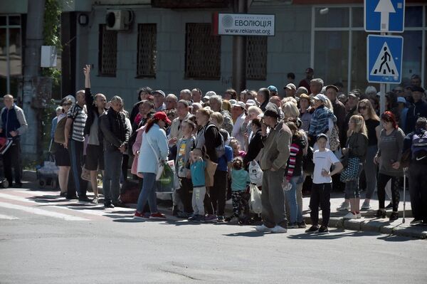 تُظهر هذه الصورة التي التقطت في 20 مايو 2022، سكانًا محليين في أحد شوارع خيرسون، وسط العملية العسكرية الخاصة الروسية المستمرة في أوكرانيا. - سبوتنيك عربي