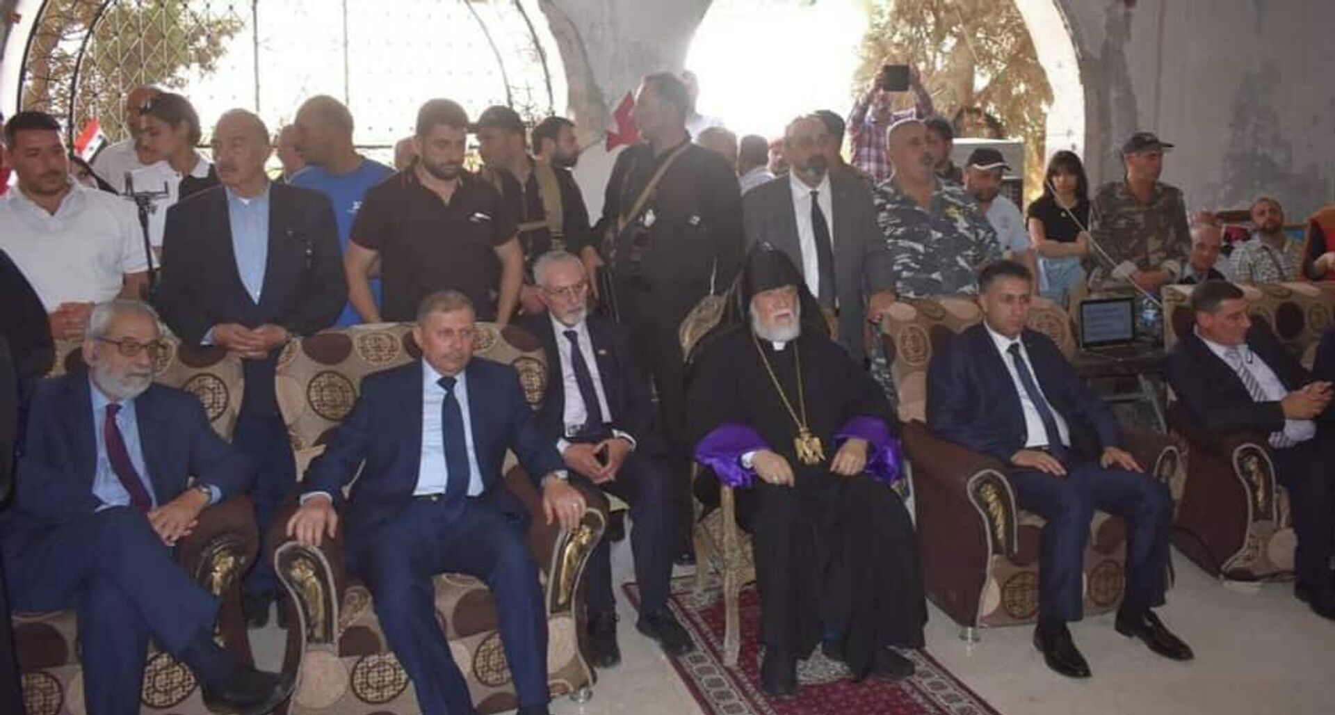 الكاثوليكوس آرام الأول يزور كنائس ديرالزور
 - سبوتنيك عربي, 1920, 25.05.2022