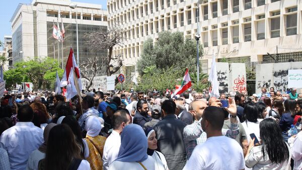 تظاهرة للقطاع الطبي والاستشفائي أمام مصرف لبنان ندق ناقوس الخطر - سبوتنيك عربي