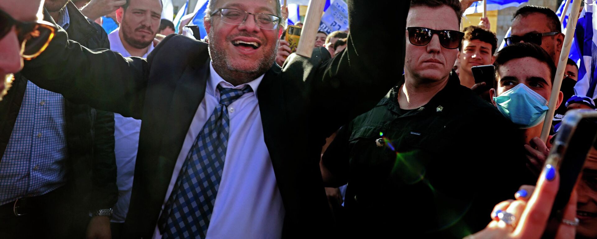 زعيم حزب عوتسما يهوديت إيتامار بن غفير، يرفع العلم الإسرائيلي في القدس في 20 أبريل 2022 ، في بداية مسيرة الأعلام التي نظمتها الأحزاب القومية - سبوتنيك عربي, 1920, 04.01.2023