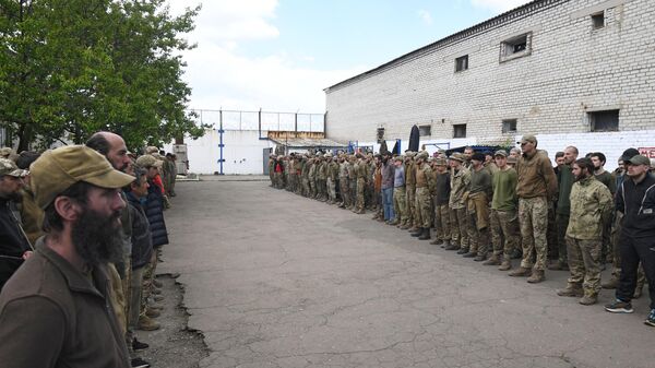 جنود أوكرانيون أسرى في أحد السجون بجمهورية دونيتسك الشعبية - سبوتنيك عربي