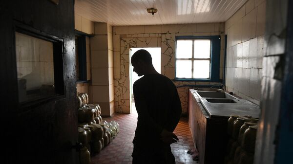 جندي أوكراني أسير في مطبخ أحد السجون بجمهورية دونباس الشعبية - سبوتنيك عربي