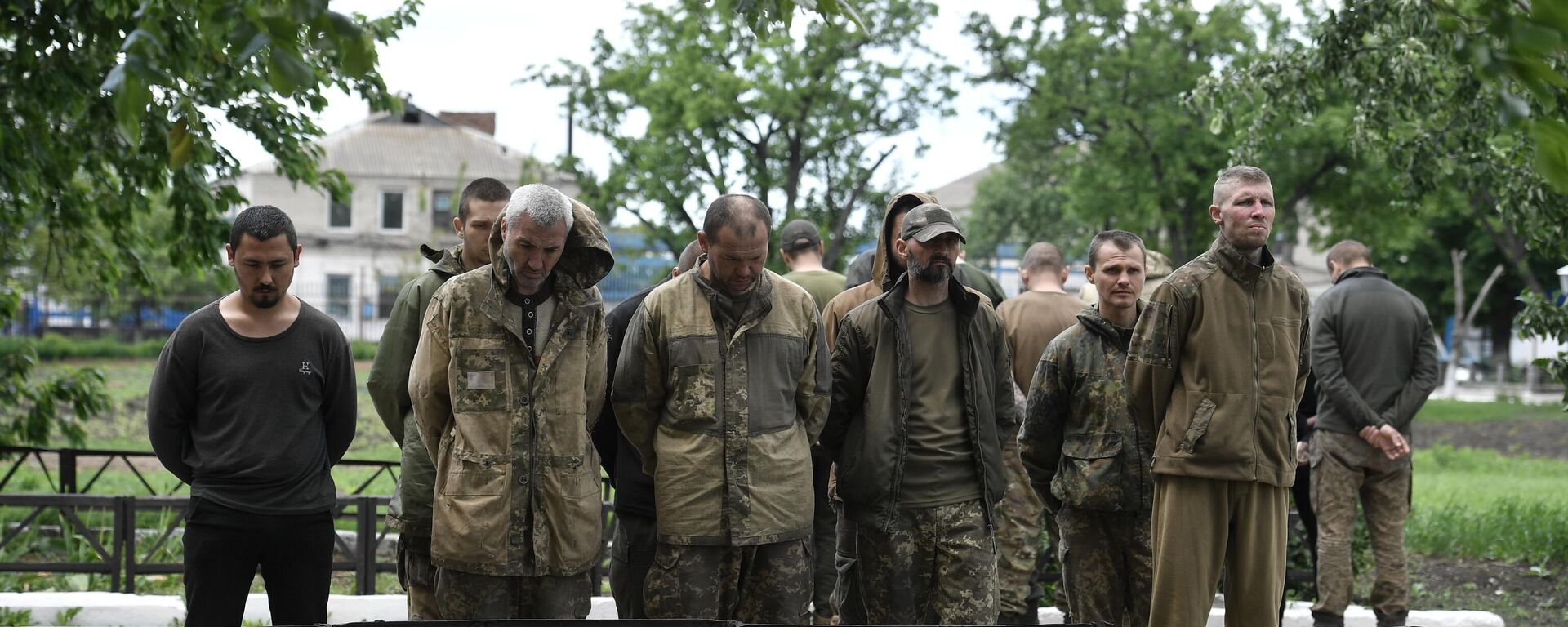 جنود أوكرانيون أسرى يقفون في أحد السجون بجمهورية دونيتسك الشعبية - سبوتنيك عربي, 1920, 07.09.2022