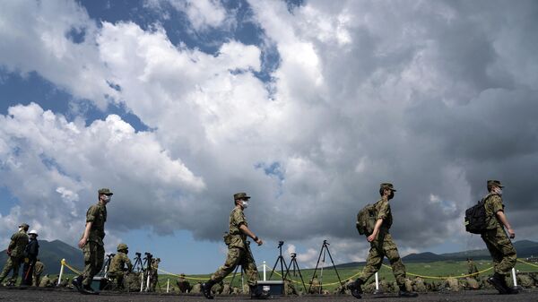 عناصر قوات الدفاع البري اليابانية مناورات عسكرية في منطقة فوجي الشرقية في غوتيمبا، اليابان 28 مايو 2022 - سبوتنيك عربي