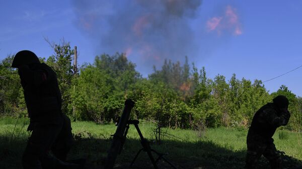 مدفعية قوات جمهورية لوغانسك الشعبية تقصف مواقع للقوات الأوكرانية - سبوتنيك عربي
