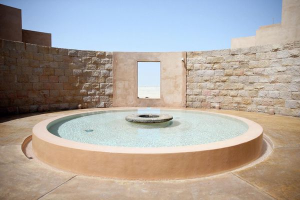 نافورة مستديرة في منتجع زلال الصحي (Zulal Wellness Resort) بمدينة الرويس شمال قطر، على بعد 100 كيلومتر من الدوحة، 14 مارس 2022.أفادت الفيفا في فبراير/ شباط 2022، أن المشجعين سعوا للحصول على 17 مليون تذكرة لنهائيات كأس العالم في قطر هذا العام، مما زاد عدد الاشتراكات بخمس مرات. وتتوقع الولاية الصغيرة ما يصل إلى 1.2 مليون زائر، ولكن نظرًا لعدم وجود غرف فندقية كافية، سيتم إيواء الآلاف من المشجعين على متن سفن الرحلات البحرية خلال الحدث. - سبوتنيك عربي